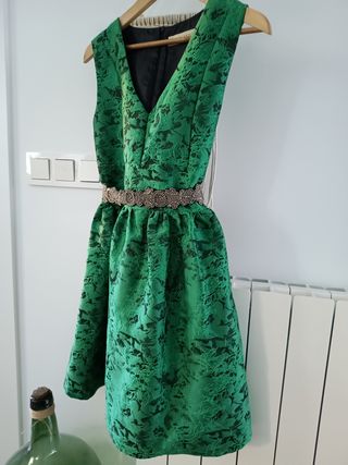 Vestido fiesta verde corto.
