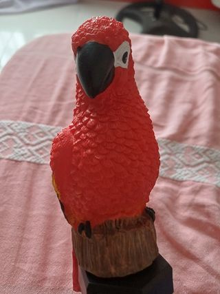 Statua pappagallo rosso plastica