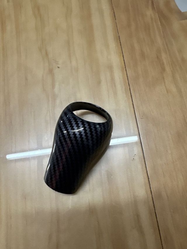 Mercedes embellecedor pomo carbono!!