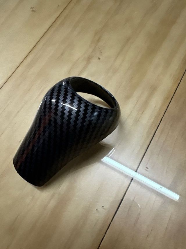 Mercedes embellecedor pomo carbono!!