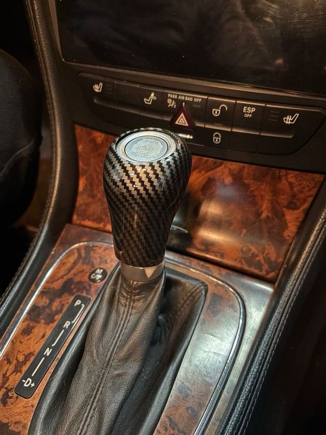 Mercedes embellecedor pomo carbono!!