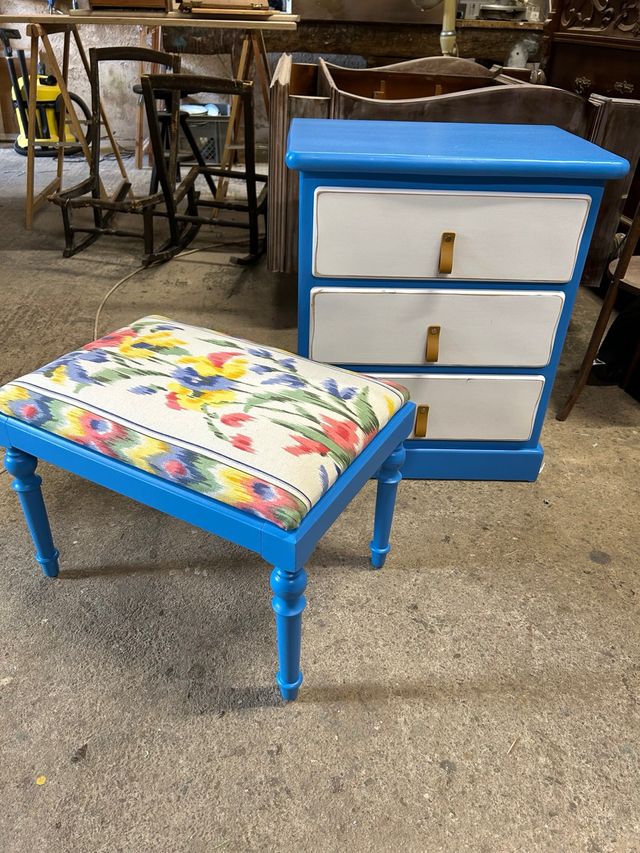 Conjunto cajonera-reposapiés azul