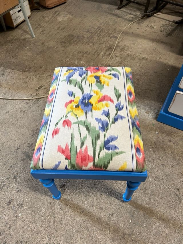 Conjunto cajonera-reposapiés azul