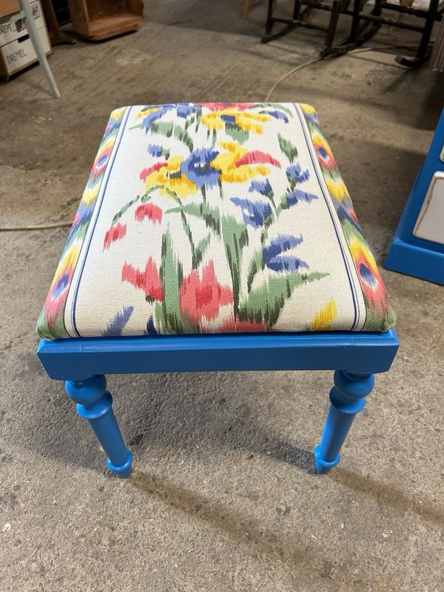 Conjunto cajonera-reposapiés azul