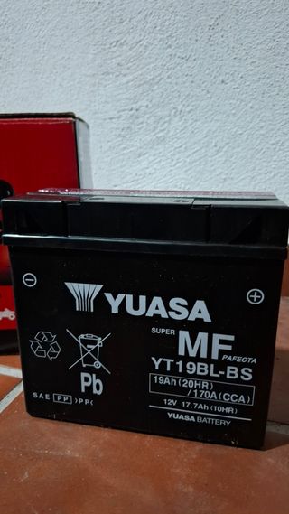 Batería para moto Yuasa 12V.