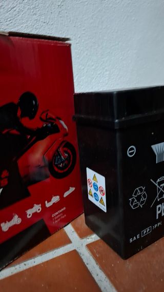 Batería para moto Yuasa 12V.