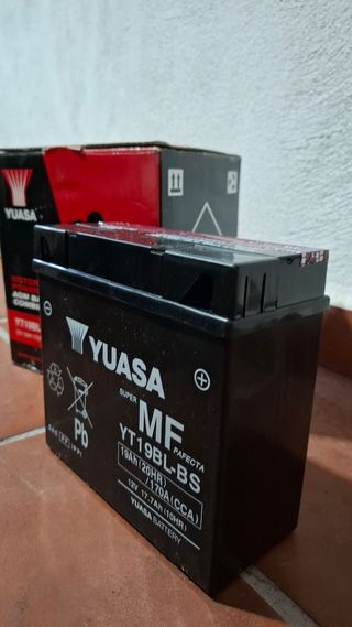 Batería para moto Yuasa 12V.