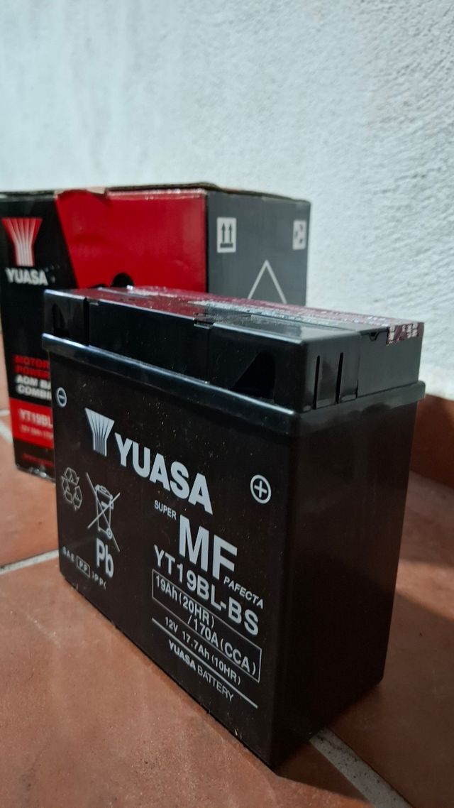 Batería para moto Yuasa 12V.
