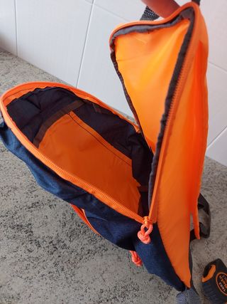 Zaino blu e arancione
