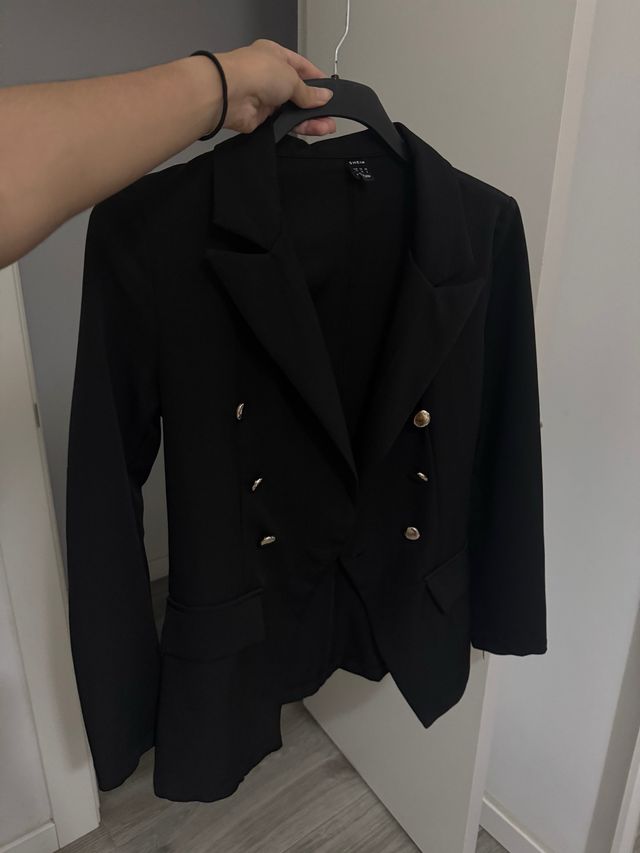 Blazer negro botones dorados