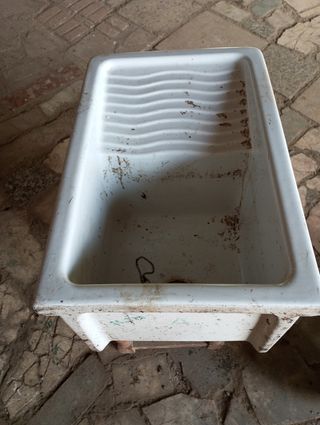 Lavabo antiguo con escurridor