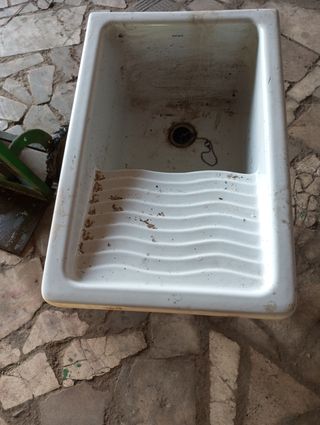 Lavabo antiguo con escurridor