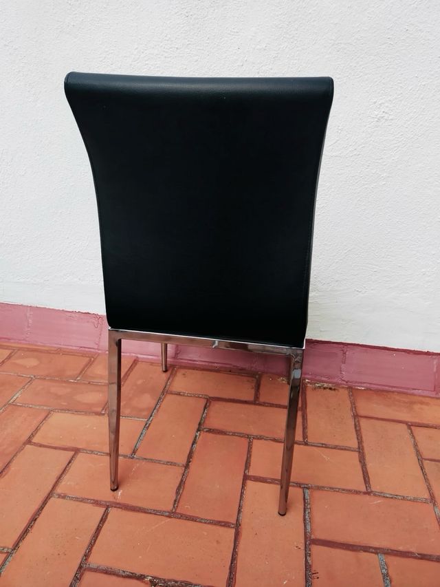 Silla negra acolchada para despacho