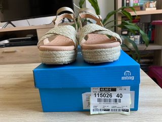 Sandalias Mustang plataforma beige-dorado talla 40
