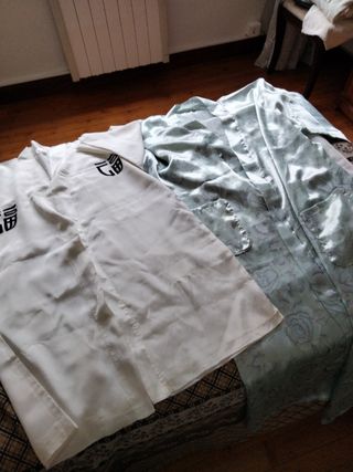 Batas seda: blanco y verde agua, talla 42