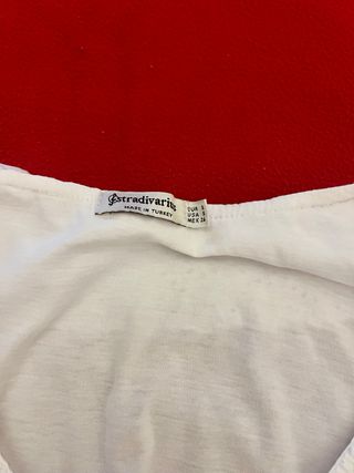 Blusa Stradivarius blanca - Talla S con volantes