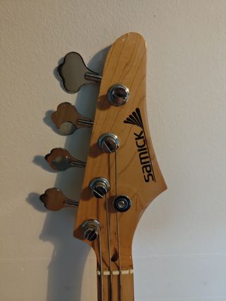 Bajo Samick + Amplificador
