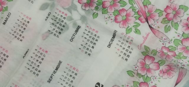 Pañuelos de batista con print floral y calendario