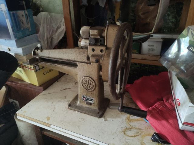 Máquina zapatero para rebajar y cortar