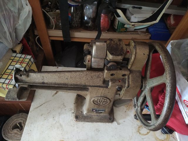Máquina zapatero para rebajar y cortar