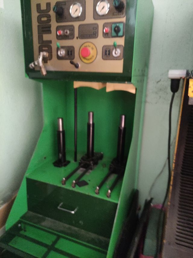 Prensa de calzado con hormas