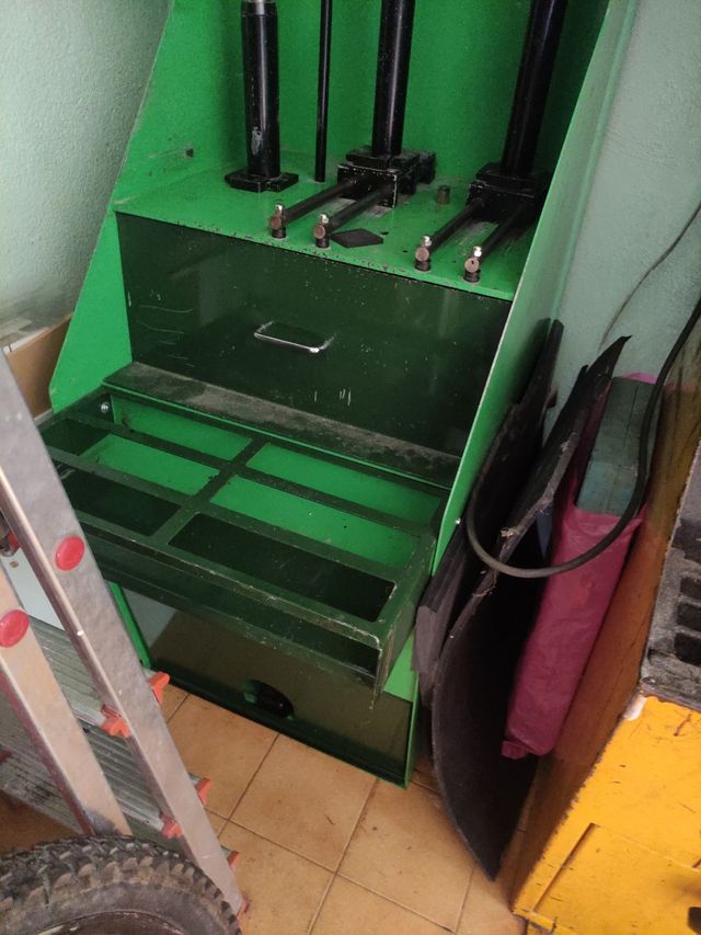 Prensa de calzado con hormas