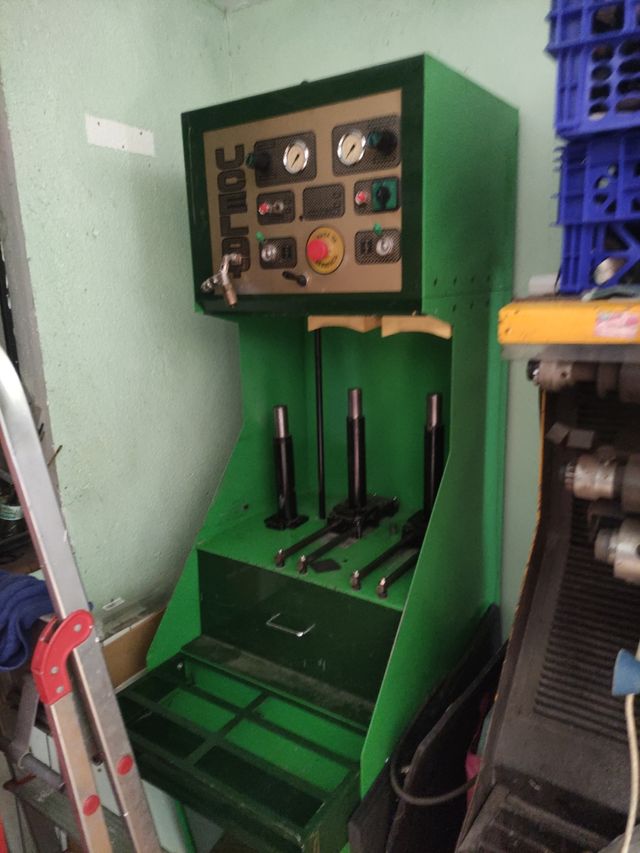 Prensa de calzado con hormas