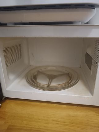 Microondas, funciona perfecto, poco oxidada dentro