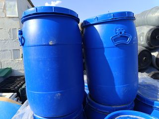 Bidones azules de 50 litros con tapadera
