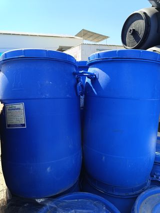 Bidones azules de 50 litros con tapadera