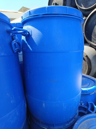 Bidones azules de 50 litros con tapadera