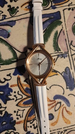 Reloj Lotus mujer dorado blanco