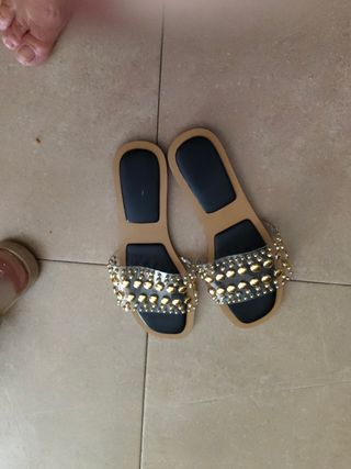 Sandalias planas doradas mujer