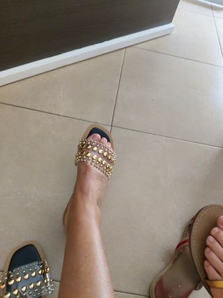 Sandalias planas doradas mujer