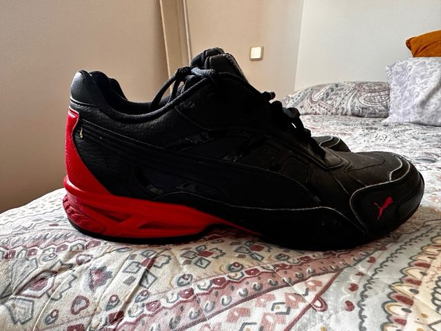 Zapatillas Puma negras y rojas.
