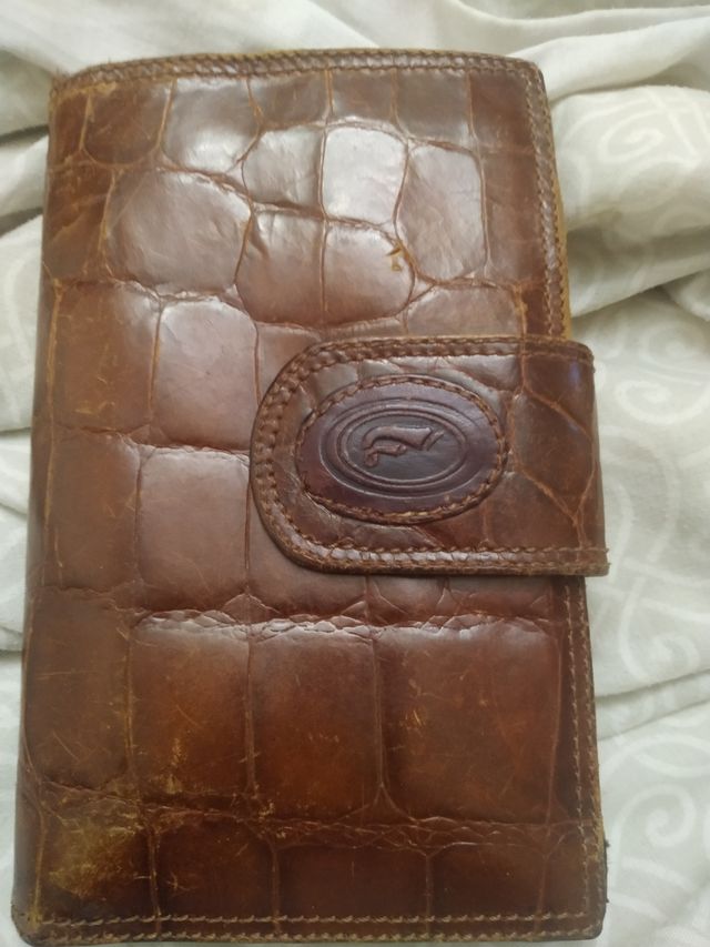 Cartera de piel marrón