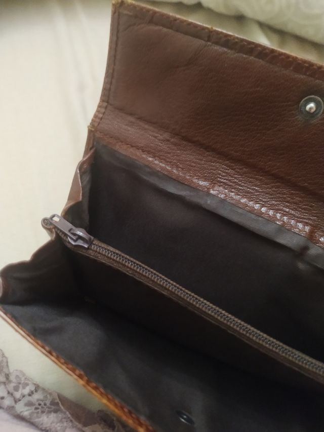 Cartera de piel marrón