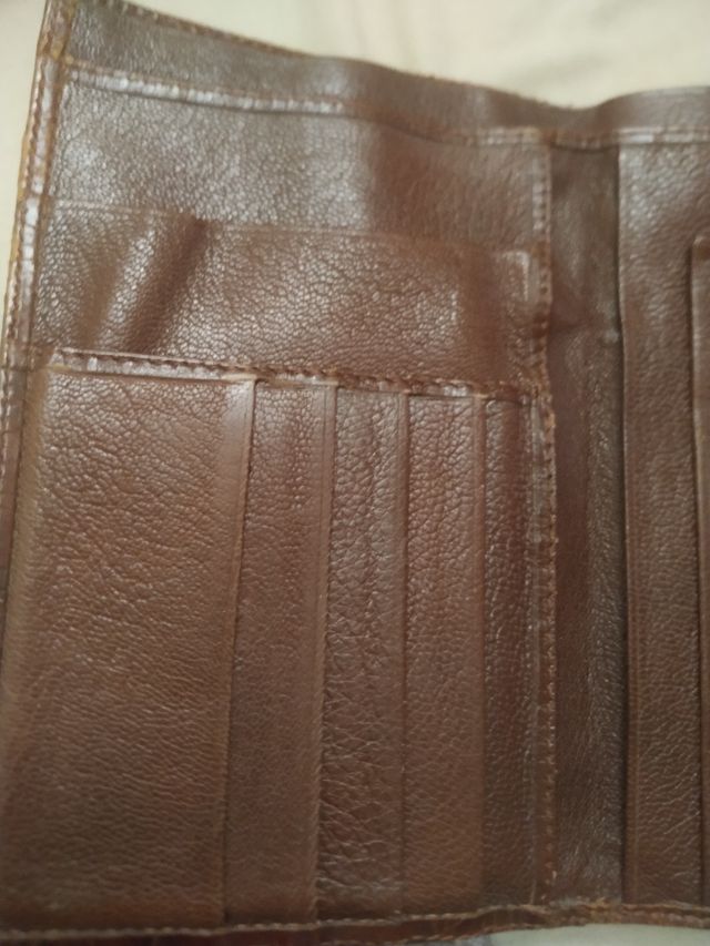 Cartera de piel marrón