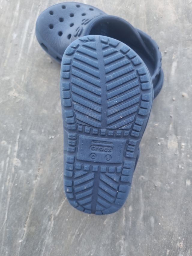 Zuecos Crocs niños azul marino