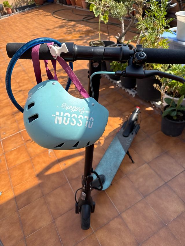 Patinete Olsson Slim eléctrico con su casco candad