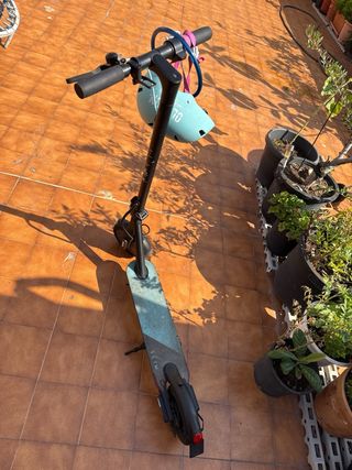 Patinete Olsson Slim eléctrico con su casco candad