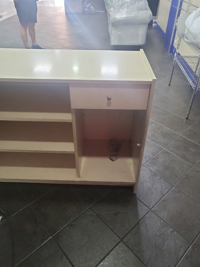 Mostrador tienda madera beige y azul