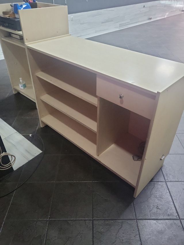 Mostrador tienda madera beige y azul