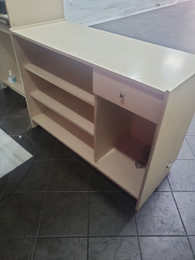 Mostrador tienda madera beige y azul