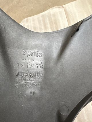 Parrilla delantera Aprilia SR 50: Amarillo Gris