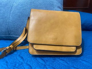 Bolso bandolera comor mostaza de MISAKO