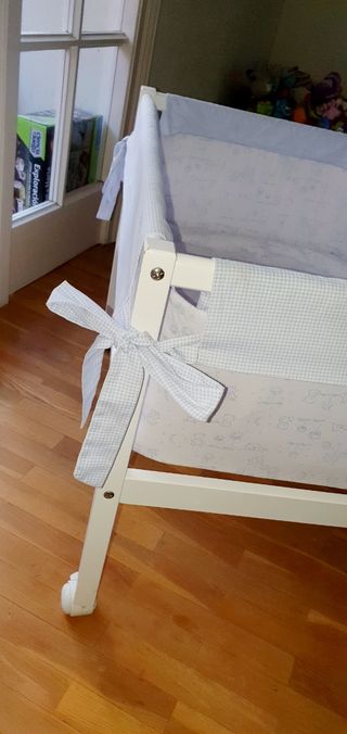 Minicuna blanca con ruedas
