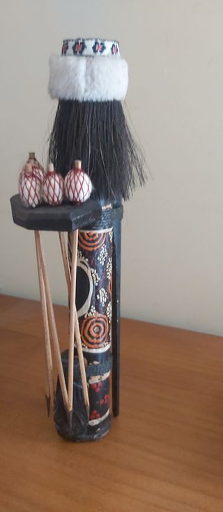 Decoración Indígena: Arco, flautas, etc.