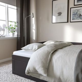 Cama Diván IKEA negro c/ 2 cajones y colchones