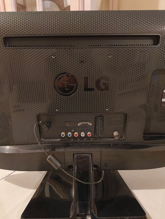 TV LG M2232d-Pz 22" nera